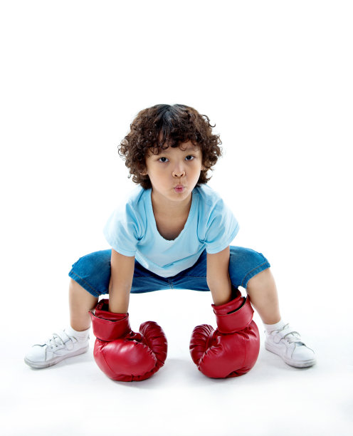 小男孩戴着红色的拳击手套图片下载