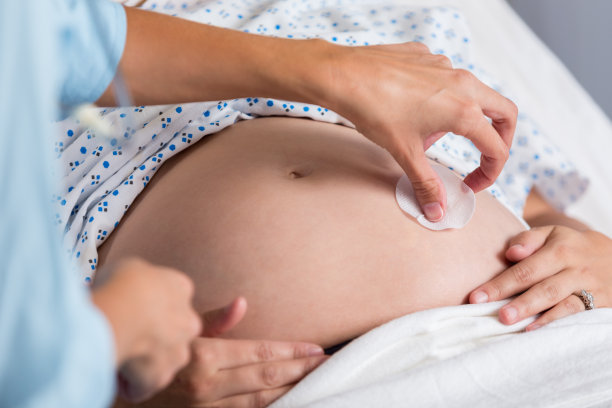 医生检查孕妇的腹部图片下载