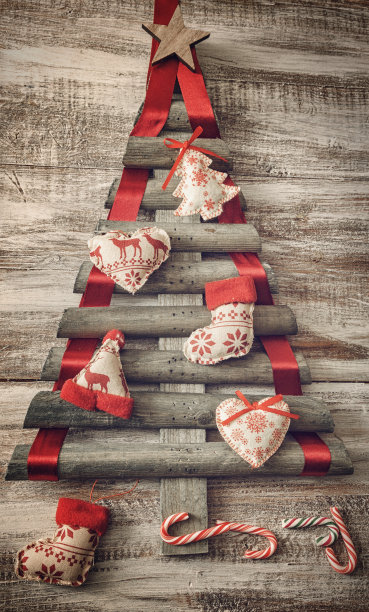 木制圣诞树装饰圣诞节的装饰品图片下载