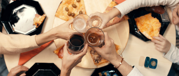 家人举杯祝酒图片下载