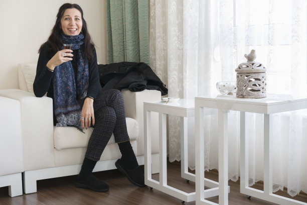 土耳其妇女饮茶图片下载