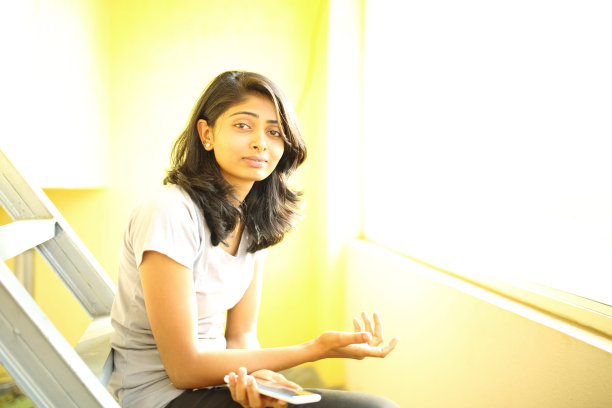 女扮鬼脸图片下载