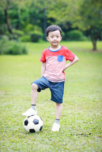 拿着足球的男孩图片下载