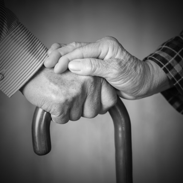 关怀:老年夫妇手牵着手图片下载