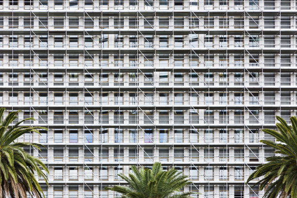 正在施工的办公大楼，有脚手架图片下载