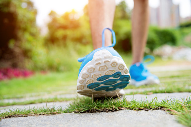 年轻人在户外慢跑的特写图片下载