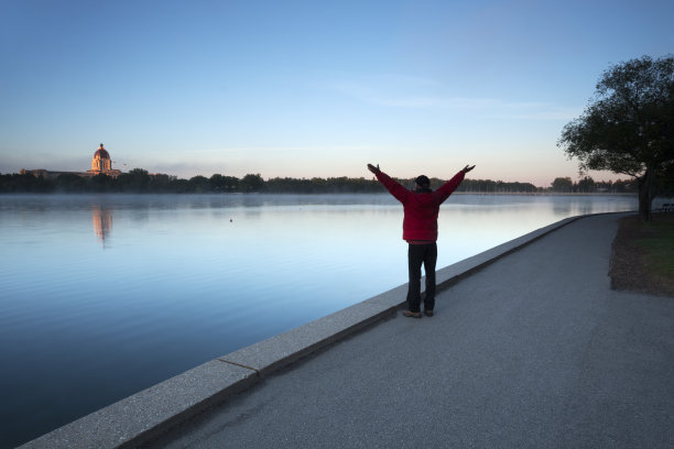 围绕着萨斯喀彻温里贾纳立法大楼的Wascana湖散步图片下载