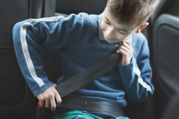 在汽车上使用安全带的男孩图片下载