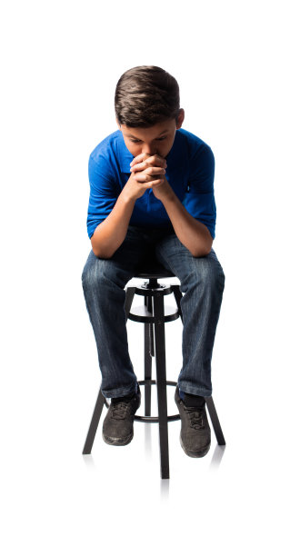 拉丁男孩坐着，身体前倾图片下载