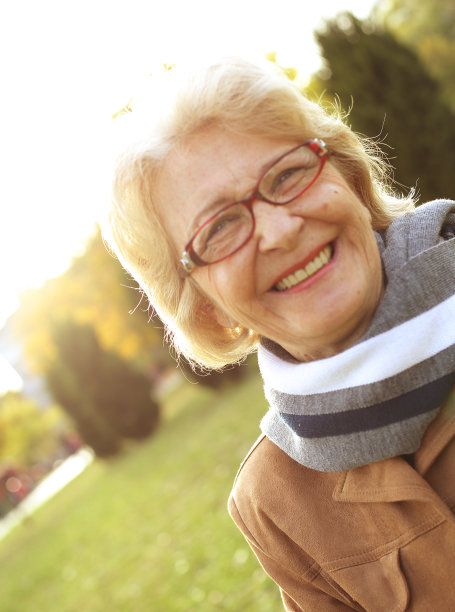 有吸引力的老妇人图片下载