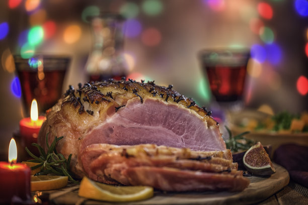 晚餐上釉的节日火腿与丁香图片下载