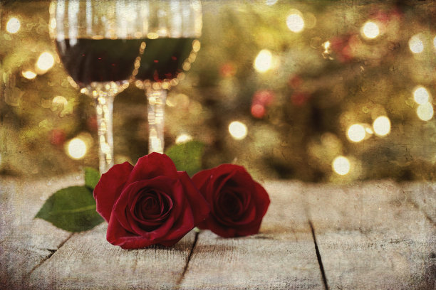 圣诞假日酒，礼物，玫瑰，树与纹理的背景图片下载