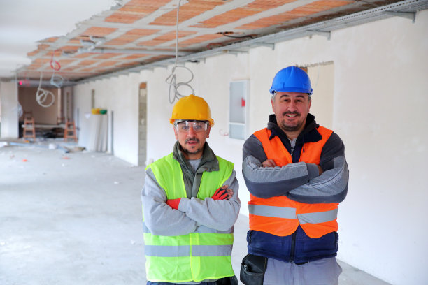 建筑工人双臂交叉摆姿势图片下载