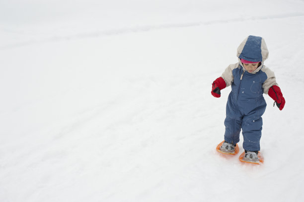 雪地上的小女孩图片下载