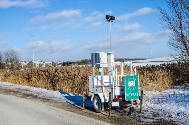 速度移动照片雷达在路边图片下载