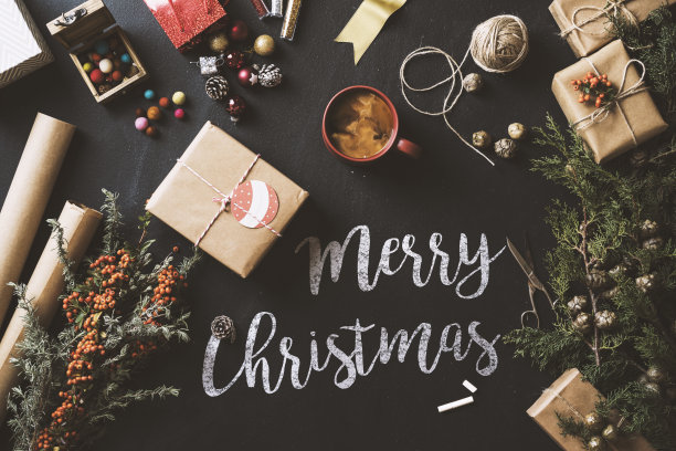 书法圣诞快乐用粉笔写黑板，平铺图片下载