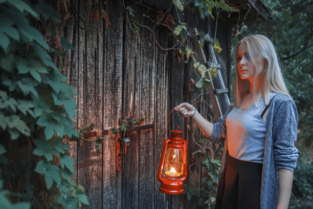 提着老式灯笼的年轻女孩图片下载