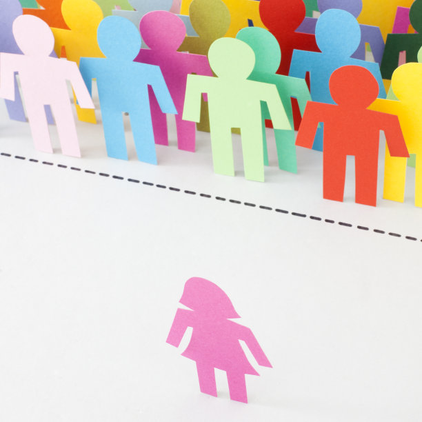 孤独的女人在男人面前图片下载