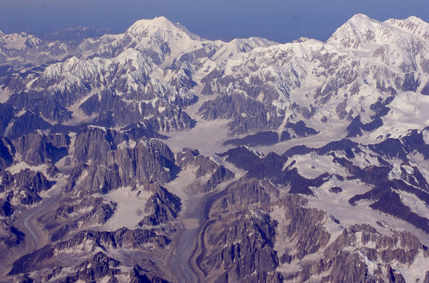 鸟瞰图冰川和山脉的德纳里国家公园阿拉斯加图片下载