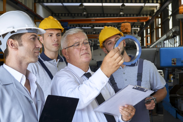 主管和工厂工人检查产品图片下载