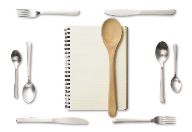 餐具架，配方和木勺在白色背景图片下载