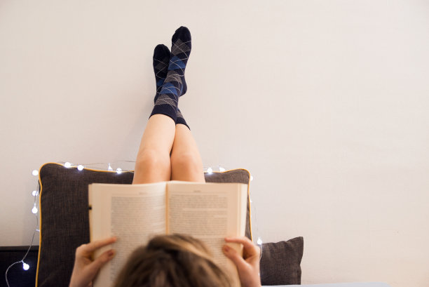 女人躺在床上看书的照片图片下载