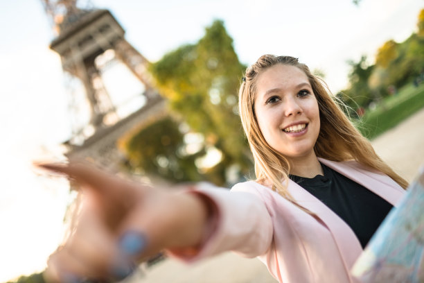 游客在巴黎的街道上看地图图片下载