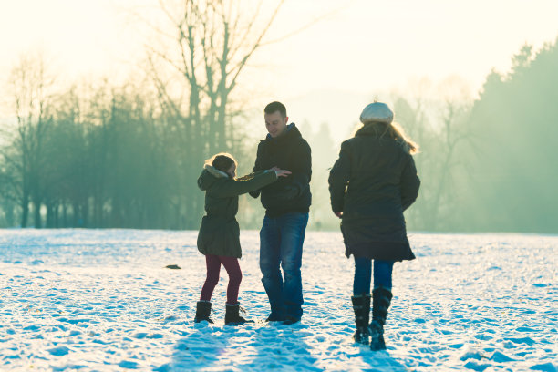 家人在雪地上玩图片下载