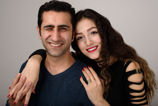 年轻人和妻子眨眼图片下载