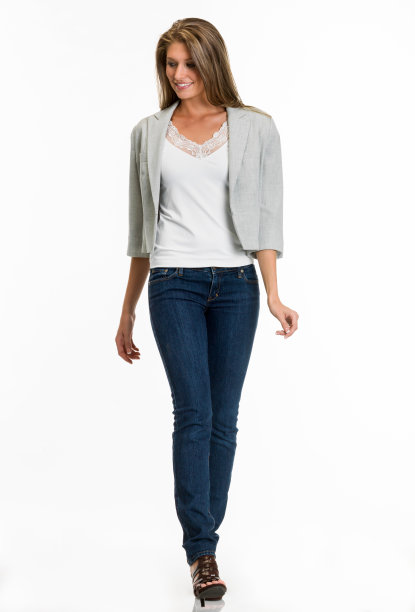 迷人的金发时尚模特在时装秀摆姿势图片下载