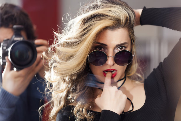 性感女人在镜子上拍照图片下载