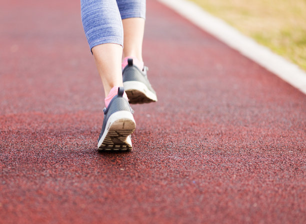 在城市公园里跑步的女人图片下载