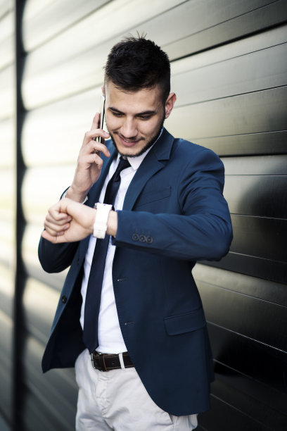 商人在看手表，用手机图片下载