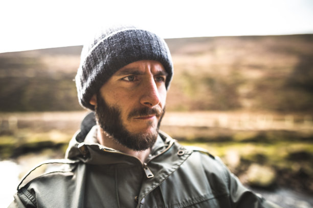 在森林里行走的人图片下载