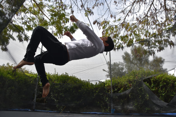 孩子在蹦床上跳-股票图片…图片下载