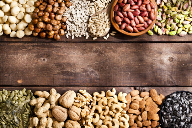 质朴的木桌上摆满了坚果图片下载