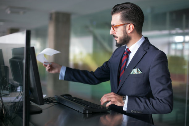 留着胡子的年轻人在用公共电脑图片下载