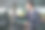 留着胡子的年轻人在用公共电脑图片下载