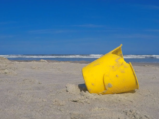 海滩上的垃圾图片下载