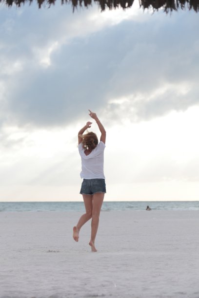 沙滩上的女人。图片下载
