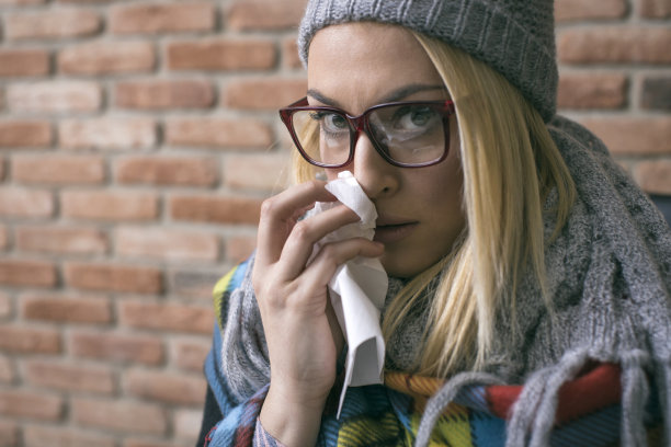 在工作中患流感的女商人图片下载