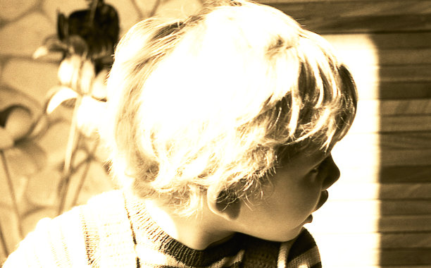 Sepia塑造了一个学龄前男孩的形象图片下载