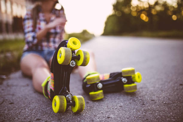 滑旱冰的时候稍微休息一下图片下载