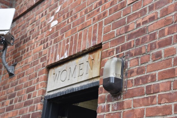 中央公园公厕的标识图片下载