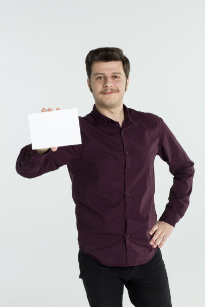 年轻人展示空白的白色广告牌图片下载