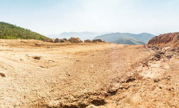 日出石路带轮胎印，用于汽车商业图片下载
