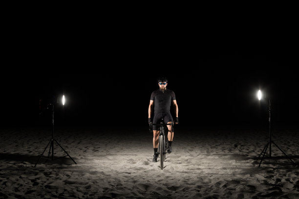运动自行车与戏剧性的照明图片下载