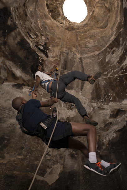 洞穴攀绳下滑。图片下载