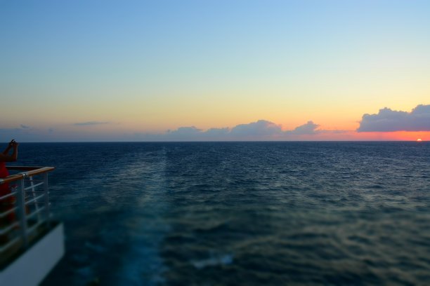 日落时的水迹图片下载