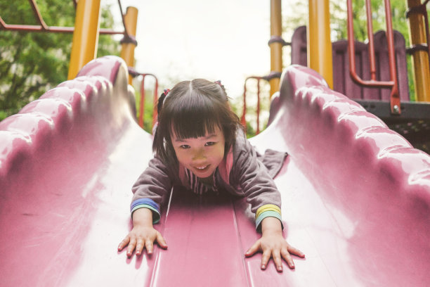 亚洲女孩在玩滑梯图片下载